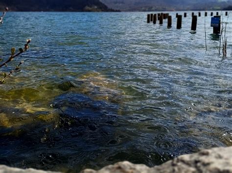  Het Taihu-Meer: Een Glinsterend Juweel van Schoonheid en Ontspanning!