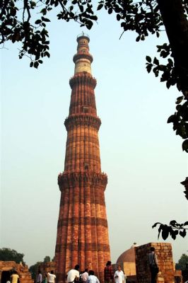 De majestueuze Qutub Minar: een imposant baken van geschiedenis en architectuur!